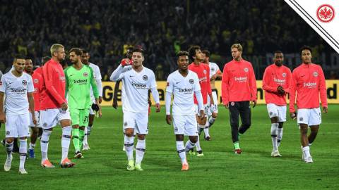 El volante mexicano del Eintracht inició ante el Borrussia Dortmund y jugó 63 minutos pero no evitó el 3-1 en contra.